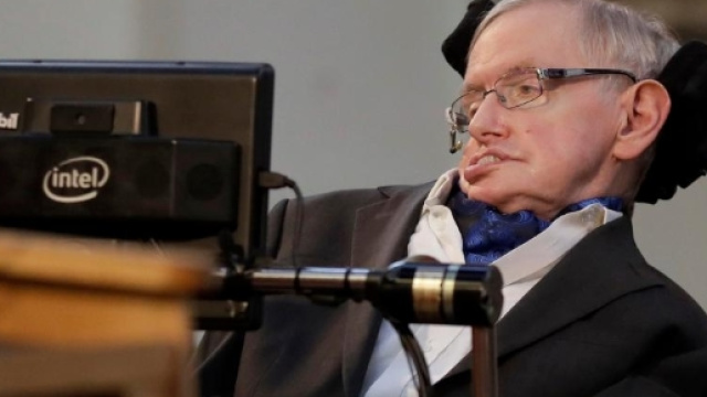 Il professor Stephen Hawking non ha nascosto il pericolo di un'invasione aliena