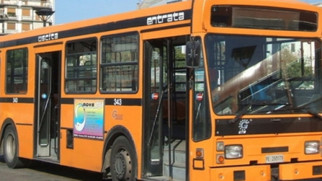 Immigrato si masturba sul bus e viene rilasciato.
