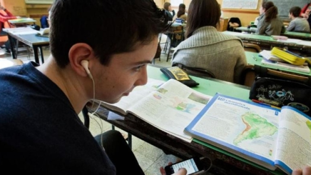 La scuola ci ripensa: lo smartphone torner&agrave; tra in classe, con delle regole.