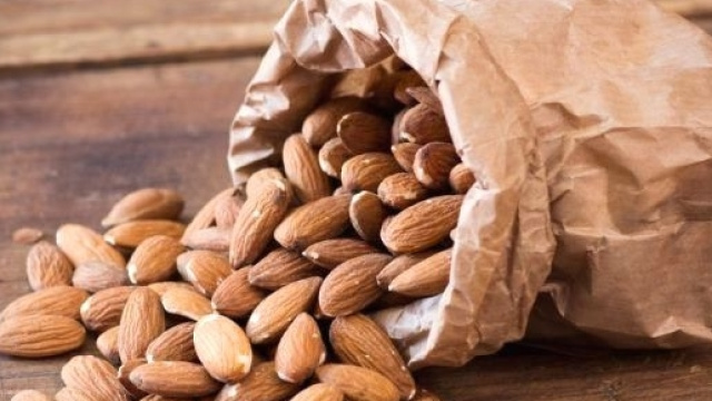 Mandorle come spuntino quotidiano per migliorare il colesterolo.