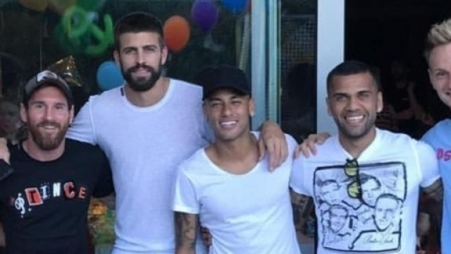 Neymar s'affiche avec ses ex-coll&egrave;gues du FC Barcelone