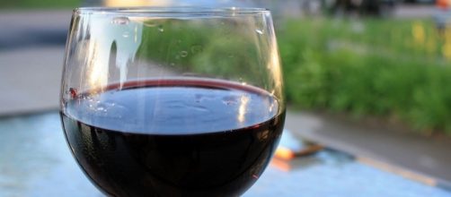 A photo showing a glass of wine - Flickr/Jason Dean