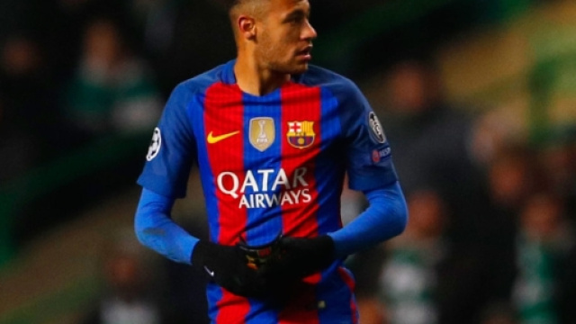 PHOTOS: Neymar in 'handbags' clash with Celtic's Mikael Lustig ... - eurosport.co.uk