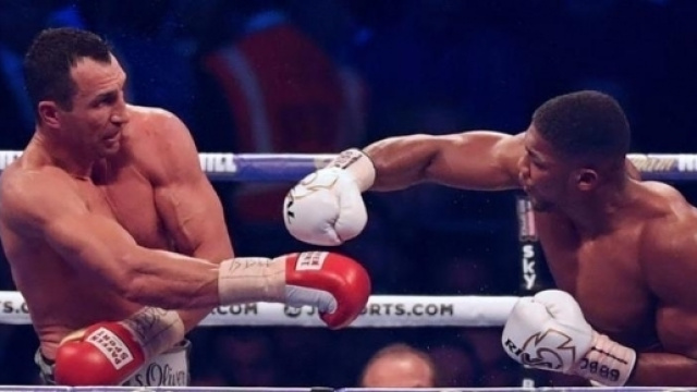 Una fase del bellissimo match dello scorso 29 aprile tra Wladimir Klitschko ed Anthony Joshua