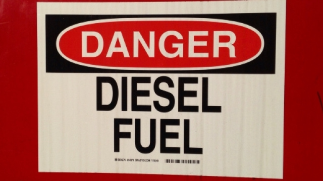 Vita dura per i diesel. Foto: https://commons.wikimedia.org/wiki/File:Danger_Diesel_Fuel.JPG