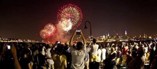 Thousands of people will line up to watch the 2017 Macy's Fireworks tonight. [Image via Flickr]
