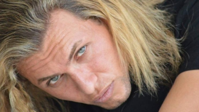 Amava portare i lunghi capelli biondi sciolti e vestire all'occidentale il modello iracheno Karar Nushi ucciso da militanti Isis. Foto: Facebook.