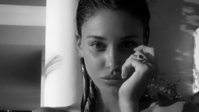 Belen accusata di non fare la ceretta