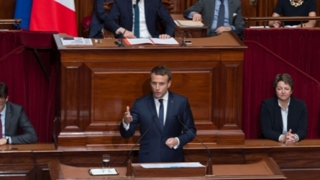 Emmanuel Macron promet une &laquo;&nbsp;profonde transformation&nbsp;&raquo;