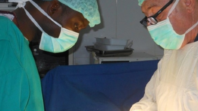 Franco De Simone, (a destra) il medico italiano ucciso in Burundi forse dalla ex, aveva una grande esperienza nelle missioni umanitarie.