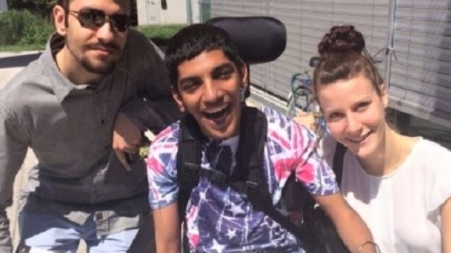 Giorgia e Marcello espongono la tesina di maturit&agrave; per l'amico disabile Amrik