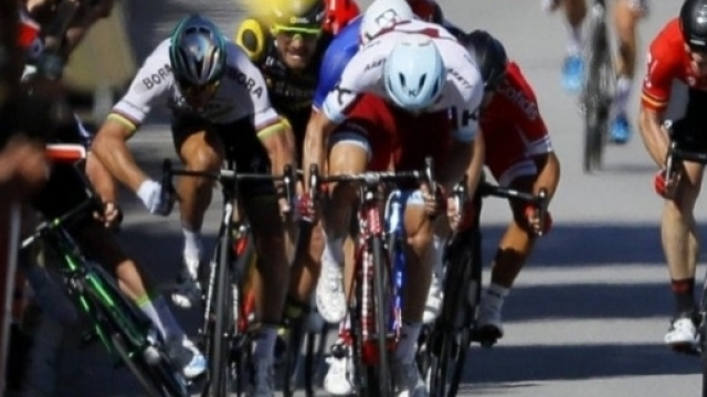 Il gomito largo di Peter Sagan provoca la caduta di Mark Cavendish