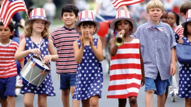 Independence Day, hot dog e fuochi d'artificio per la festa dell'Indipendenza.