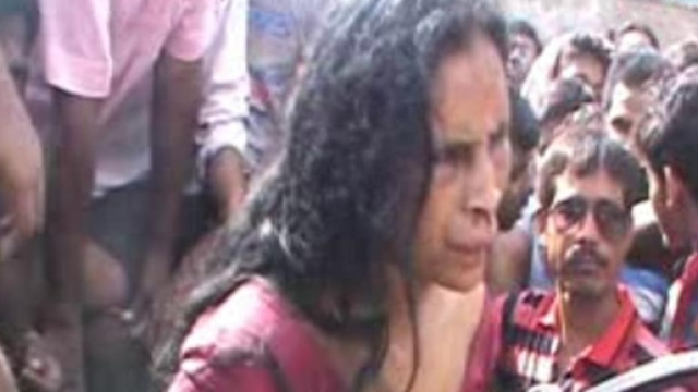 Linciata dalla folla perch&eacute; considerata rapitrice di bimbi