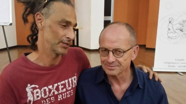 Mauro Biglino e un suo estimatore prima della conferenza a Gavirate il 7 Luglio 2017 (foto Stefano Romano)