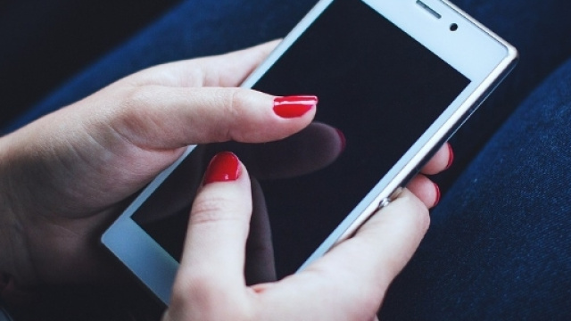 Una donna con il telefono in mano