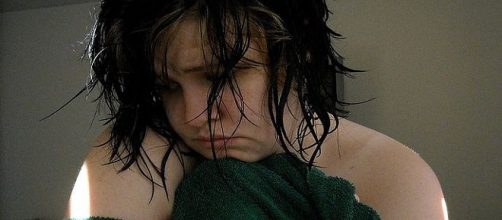 A sad young girl not satisfied with her body / Photo via Stars Alive , Wikimedia Commons