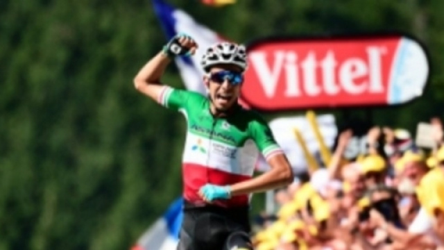 Fabio Aru in trionfo a Planche des Belles Filles