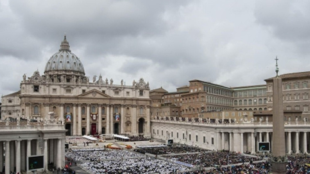 Festino a luci rosse con droga in un appartamento di un prelato