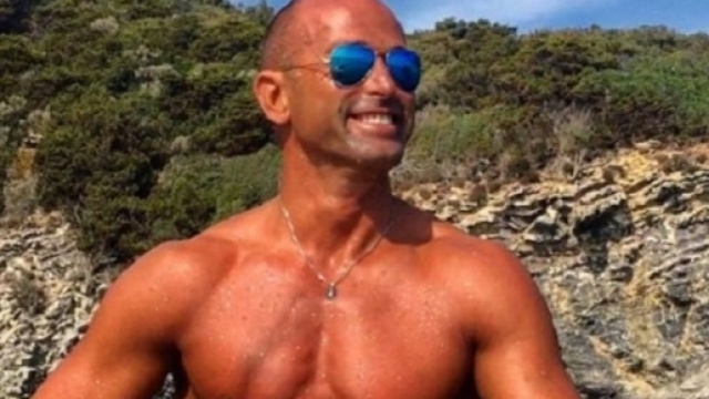 Gossip: Stefano Bettarini felice in vacanza.