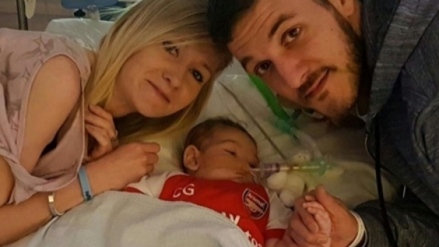 il piccolo Charlie Gard con i suoi genitori Connie Yates e Chris Gard(fonte: google immagini)