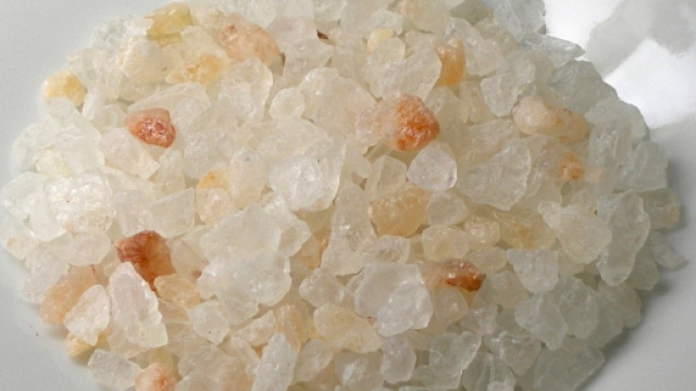 Il sale rosa dell'Himalaya in un piatto