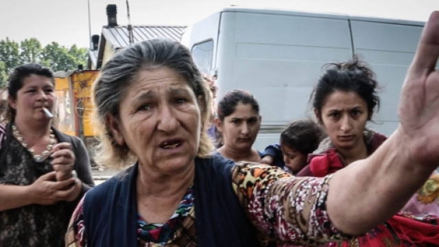 La Raggi stanzia i soldi per la chiusura dei campi Rom