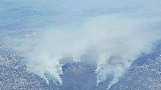 Napoli, incendio Vesuvio, panoramica dei fuochi