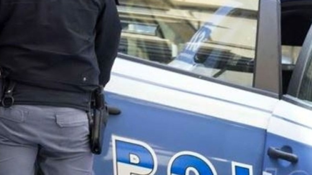 Poliziotto arrestato per stalking: avrebbe perseguitato un commerciante con diffamazioni e minacce