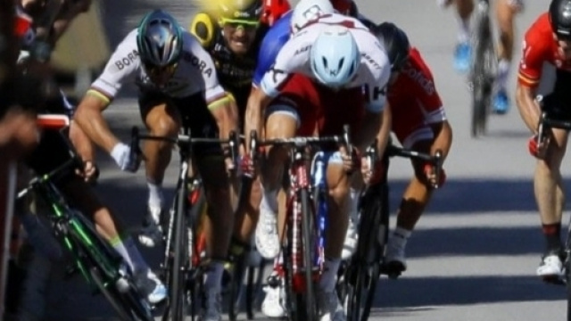 Sagan allarga il gomito nel finale della tappa di Vittel del Tour de France