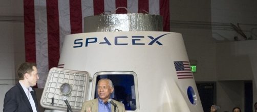 Elon Musk in front of the DragonRider mock-up (wikimediacommons)