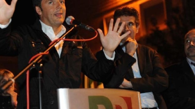 Da sinistra, Matteo Renzi a Imola con a destra il sindaco Daniele Manca e l'ex segretario del Pd Fabrizio Castellari