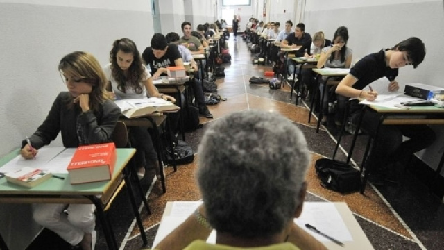 Esami di Stato 2017: ragazzo disabile aiutato dagli amici.