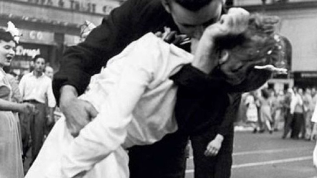 Il famosissimo bacio di Times Square, immortalato dal fotografo Victor Jorgensen.