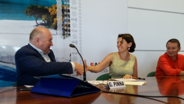 La stretta di mano tra Gabor Pinna (Sogaer) e Annalisa Bonfiglio (CRS4)