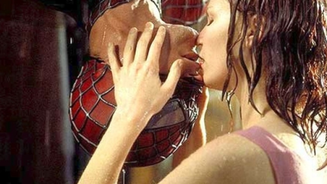 Un bacio cinematografico indimenticabile: quello tra i protagonisti del famoso film 'Spiderman'.