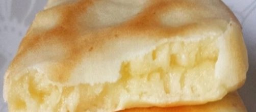 P&atilde;o de tapioca na frigideira. (Imagem: Google).