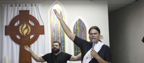 "Pastora" Alexya afirmou que &ldquo;Deus &eacute; travesti&rdquo; e v&iacute;deo se espalhou na web