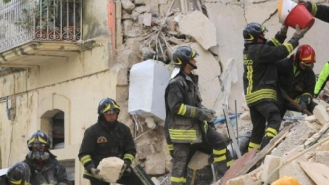Crolla palazzina a Torre Annunziata, in provincia di Napoli.