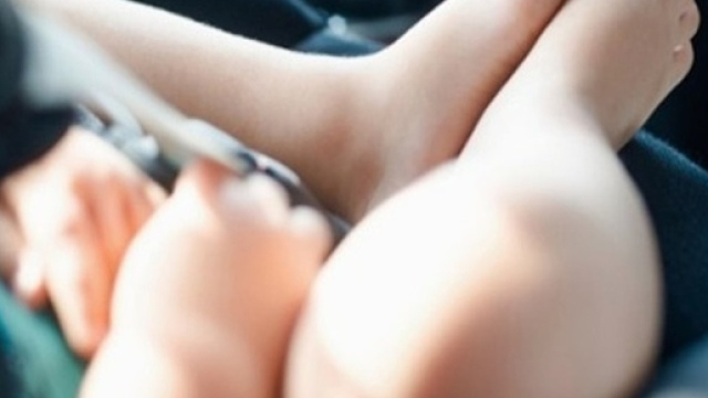 Dimenticata in auto dalla mamma, bambina di 1 anno salvata dalla polizia