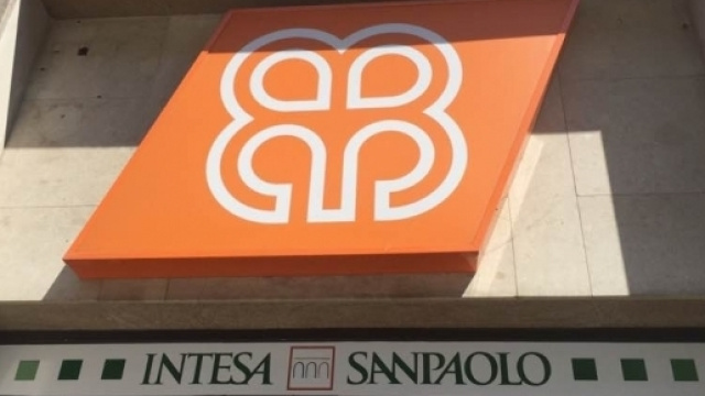 Filiale milanese di Veneto Banca a cui &egrave; stato apposto il nastro adesivo intesa San Paolo