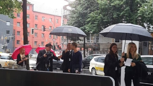 Il cantante dei Tokio Hotel Bill Kaulitz accoltop da fans e fotografi alla Fashion Week di Berlino