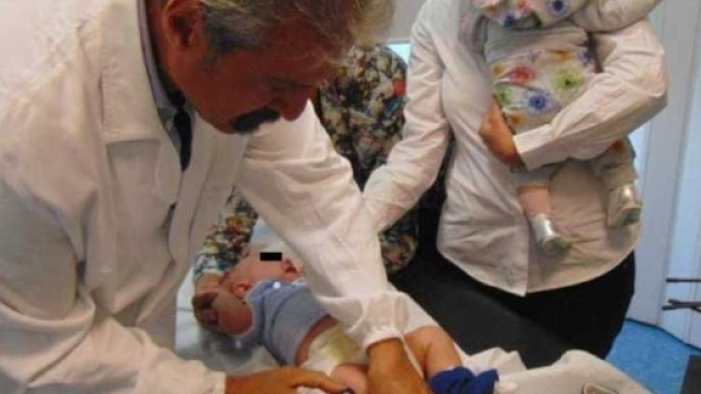 Il ministro Lorenzin mentre fa vaccinare i suoi figli