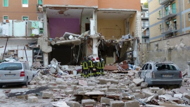 Napoli, crolla palazzina a Torre Annunziata.