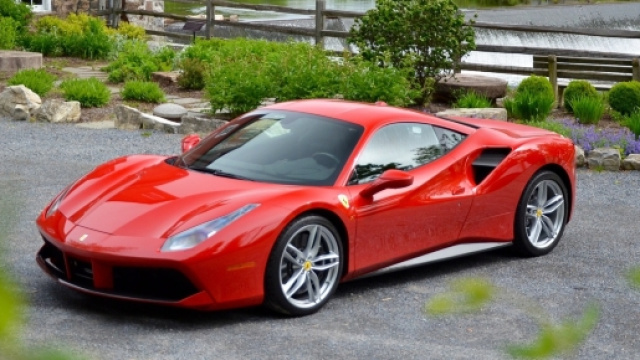 Ostentava una Ferrari ultimo modello il salernitano 36 enne 'nullatenente' arrestato per detenzione di droga ai fini di spaccio.