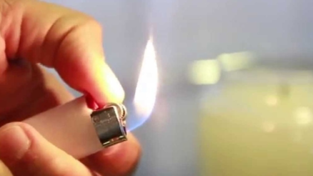 UK, accende candela e resta ustionato