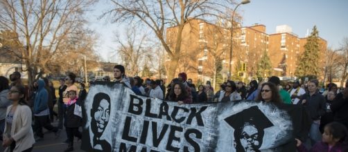 An African American yells 'black lives matter' after assaulting a cop - Photo: Flickr (Fibonacci Blue)