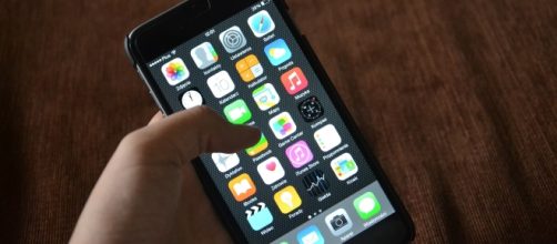 Apple to set new benchmarks with OLED display in iPhone's from 2018 - pixabay.com