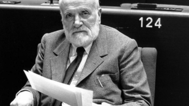 Altiero Spinelli tra i banchi del Parlamento Europeo