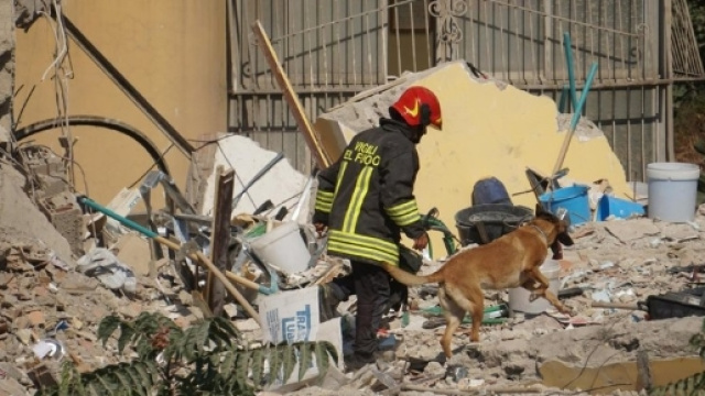 Crolla un palazzo a Torre Annunziata
